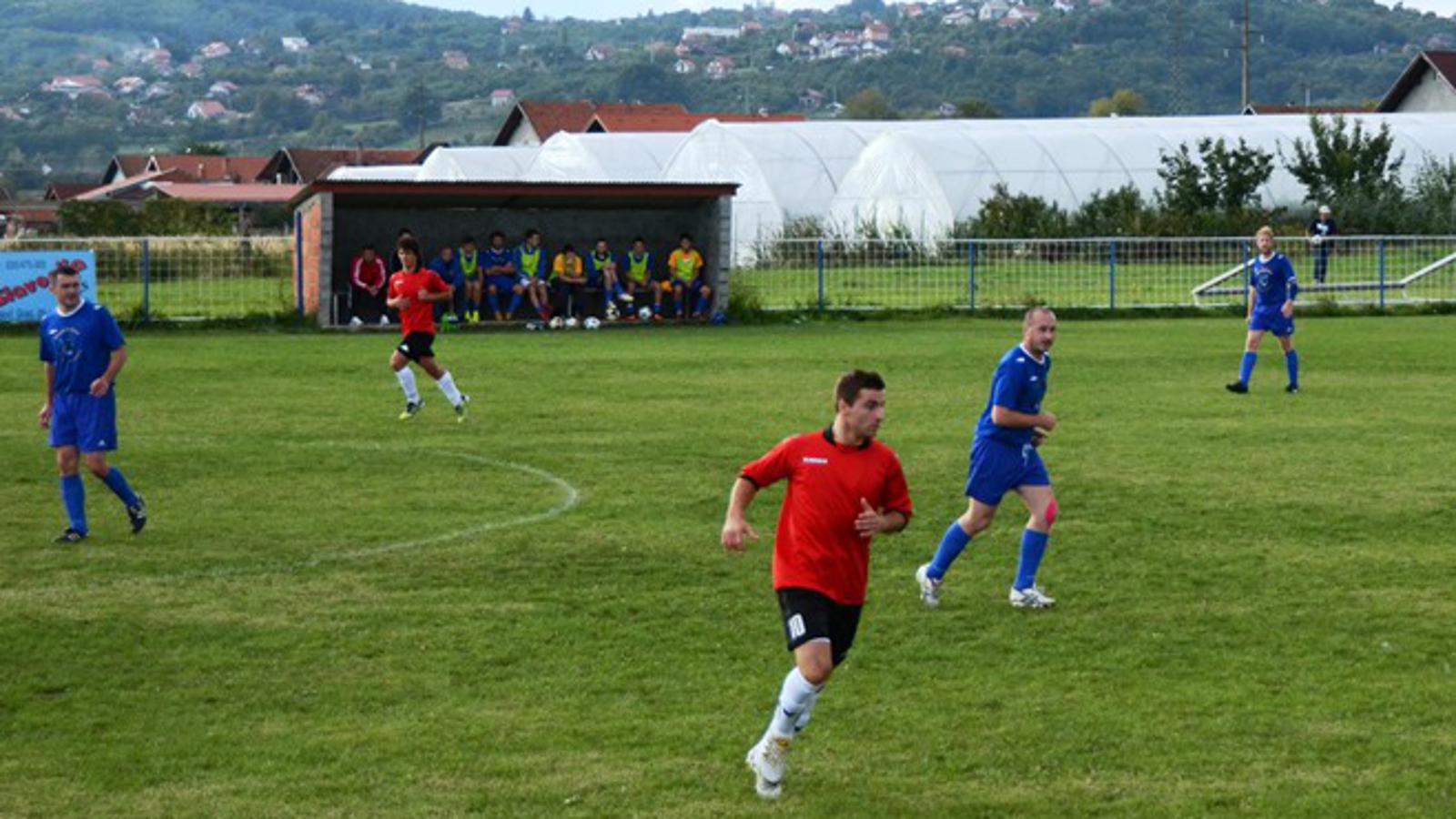 Matej Lilić (Slavonac Bukovlje, crveni dres) upisao se u strijelce i u Ruščici