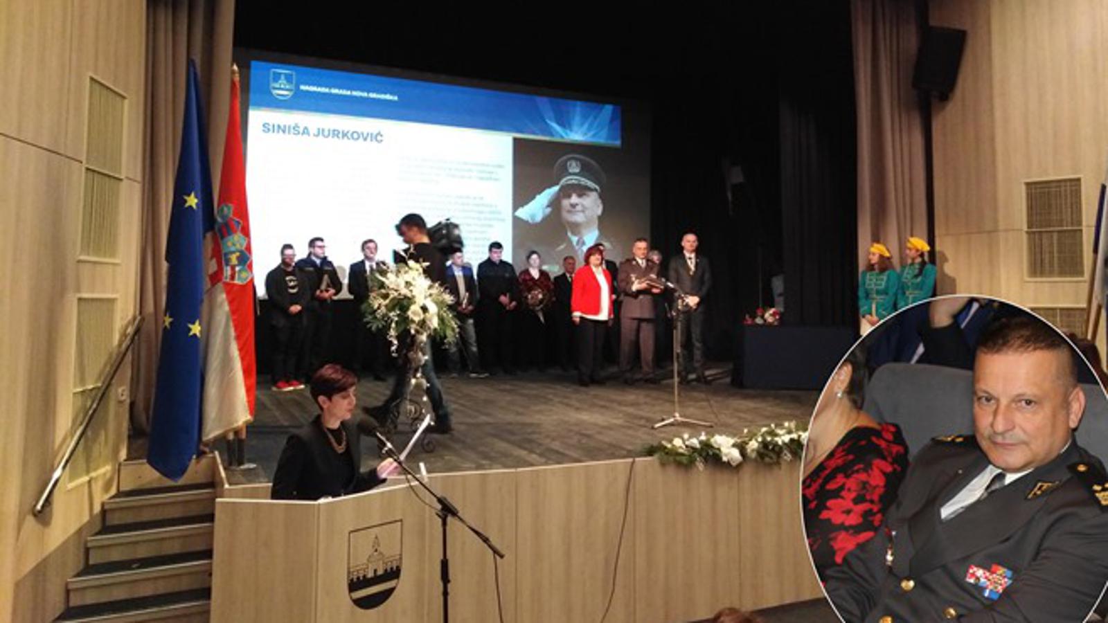 Siniša Jurković prima priznanje na Danu grada Nove Gradiške