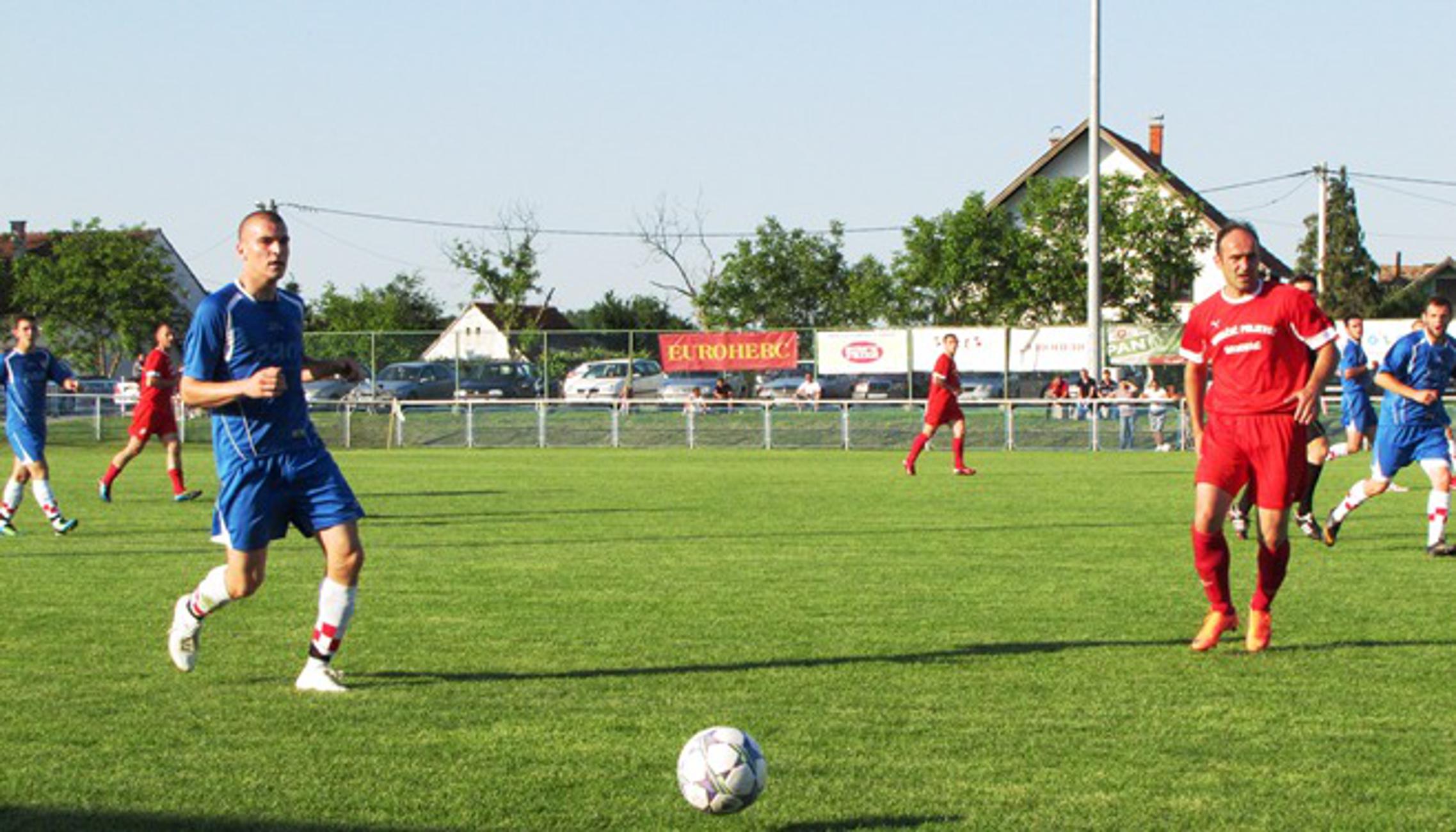 Mario Petrović (desno u crvenoj majici) u pobjedi Oriolika nad Graničarom ugradio je 1 gol