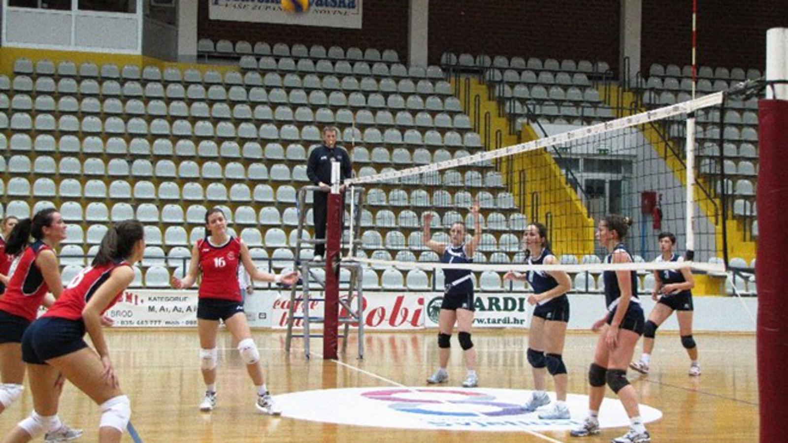 Mlade odbojkašice Marsonije (tamno plave) poražene su i u Vinkovcima