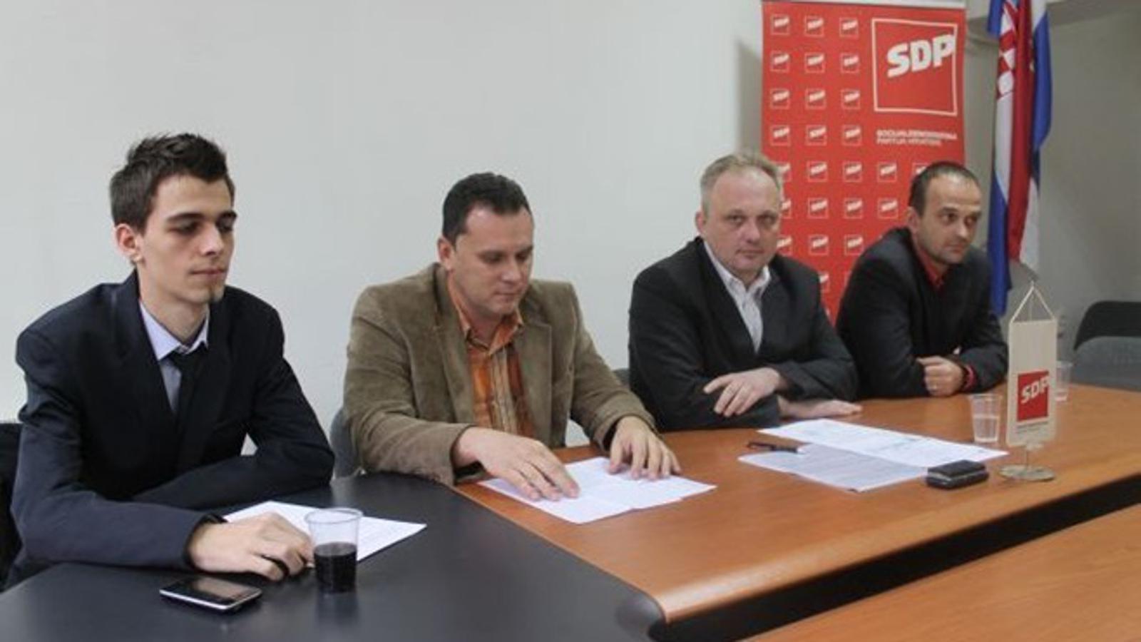 Prof. dr. sc. Roberto Lujić, dipl. ing. str., sa suradnicima na presici 11. siječnja 2013.