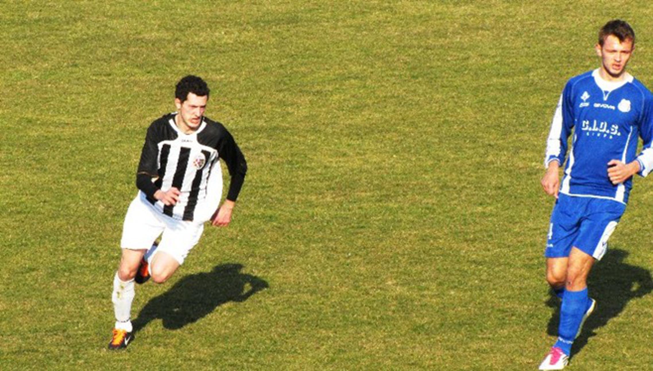Igrač utakmice Igor Prijić (lijevo) u duelu s Karlom Kešinovićem