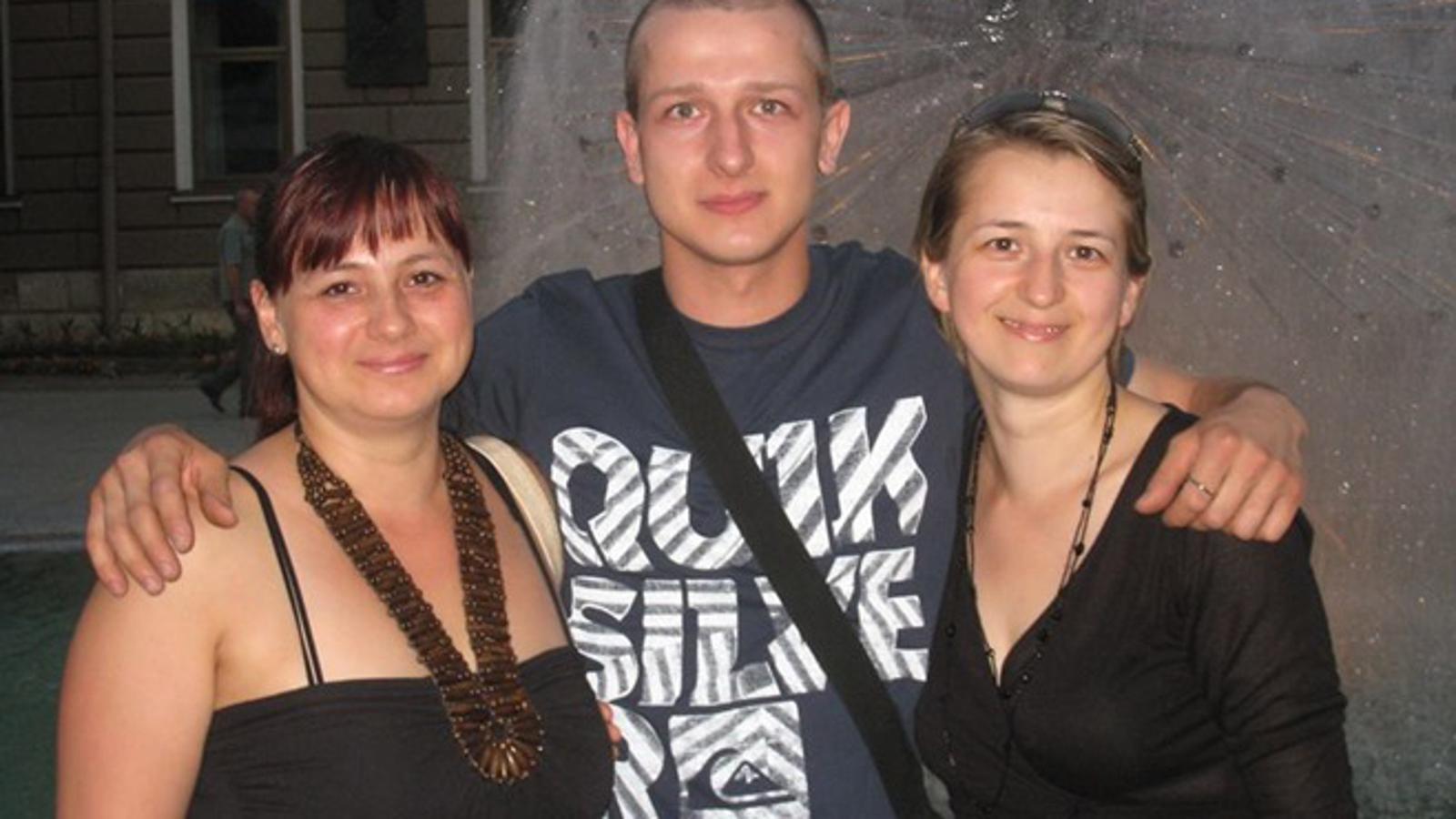Ana Petrovič (desno na slici) sa sestrom Mandicom Veseličić i bratom Pavom Majstorićem