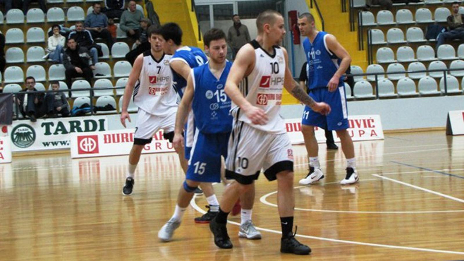 Košarkaši Brod Svjetlosti (bijeli) nadigrali su i pobjedili Riječane