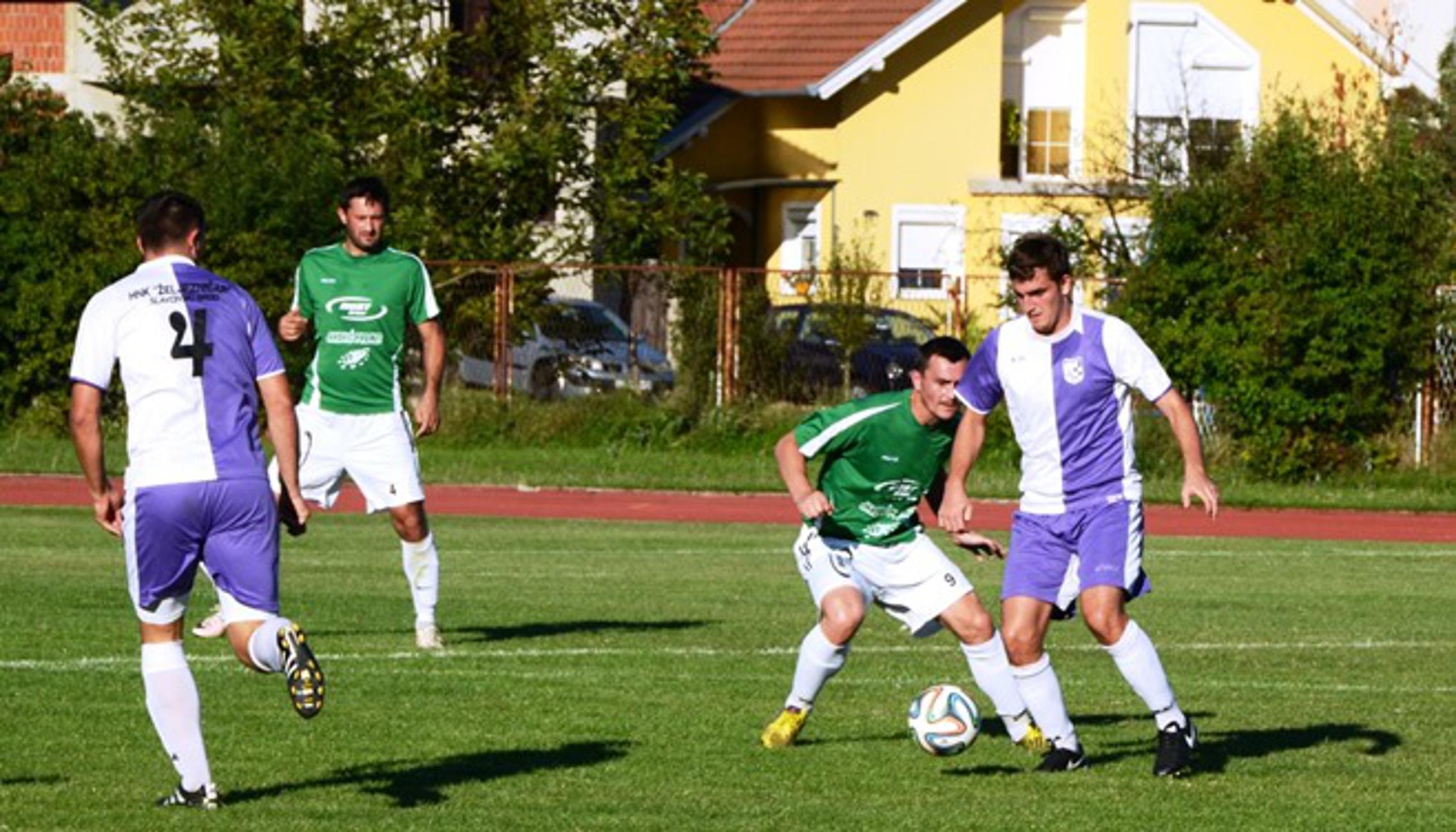 Detalj iz današnje utakmice Željezničar (ljubičasti) - Hajduk (Pakrac)