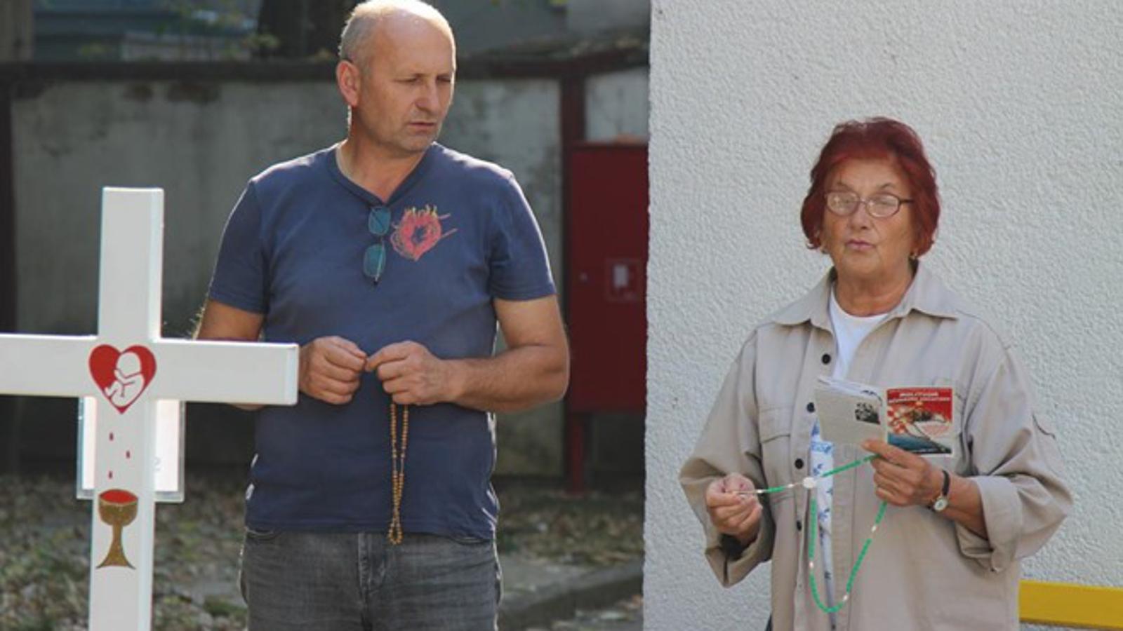 Molitelji pred slavonskobrodskom Općom bolnicom u listopadu 2018. godine
