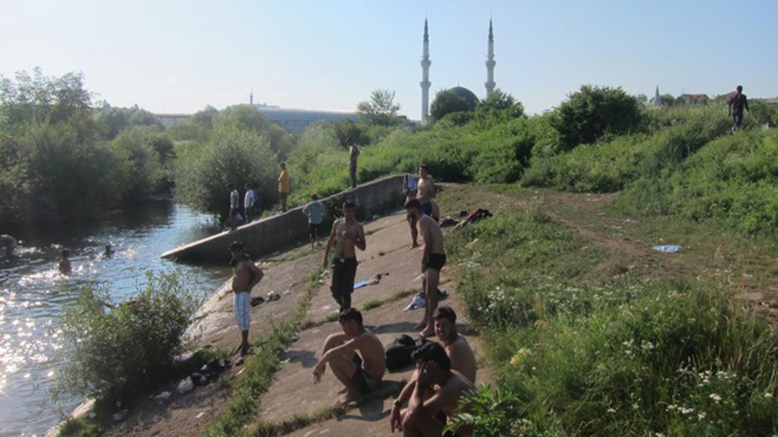 Migranti se kupaju u rijeci u Velikoj Kladuši, snimljeni su u lipnju