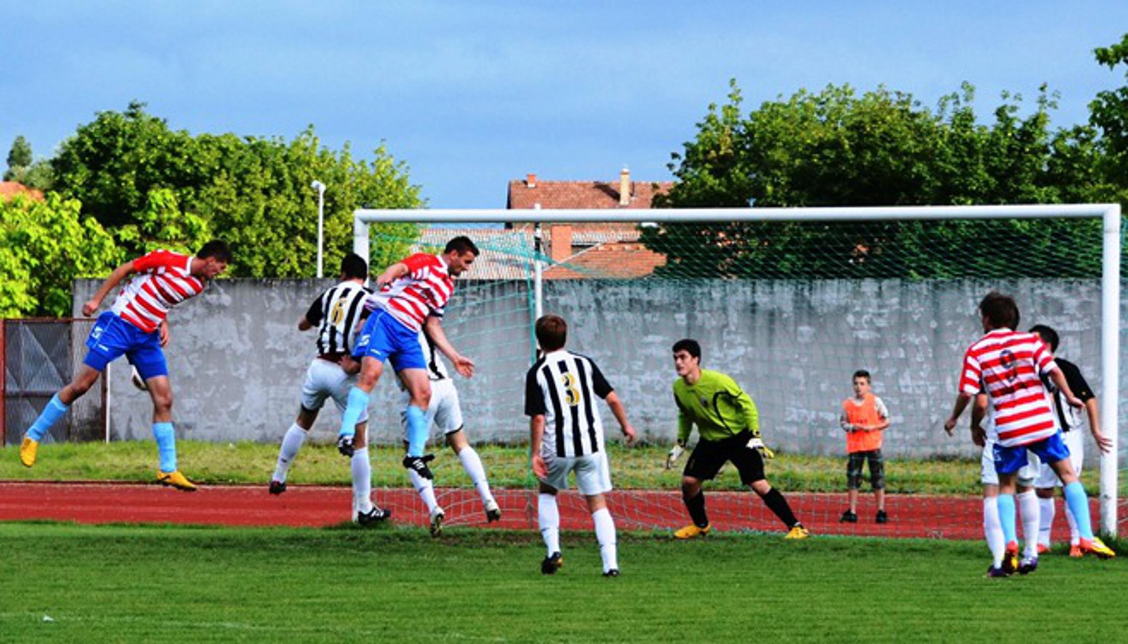 Omladinci (bjelo-crveni) u utakmici finala kupa s Marsonijom
