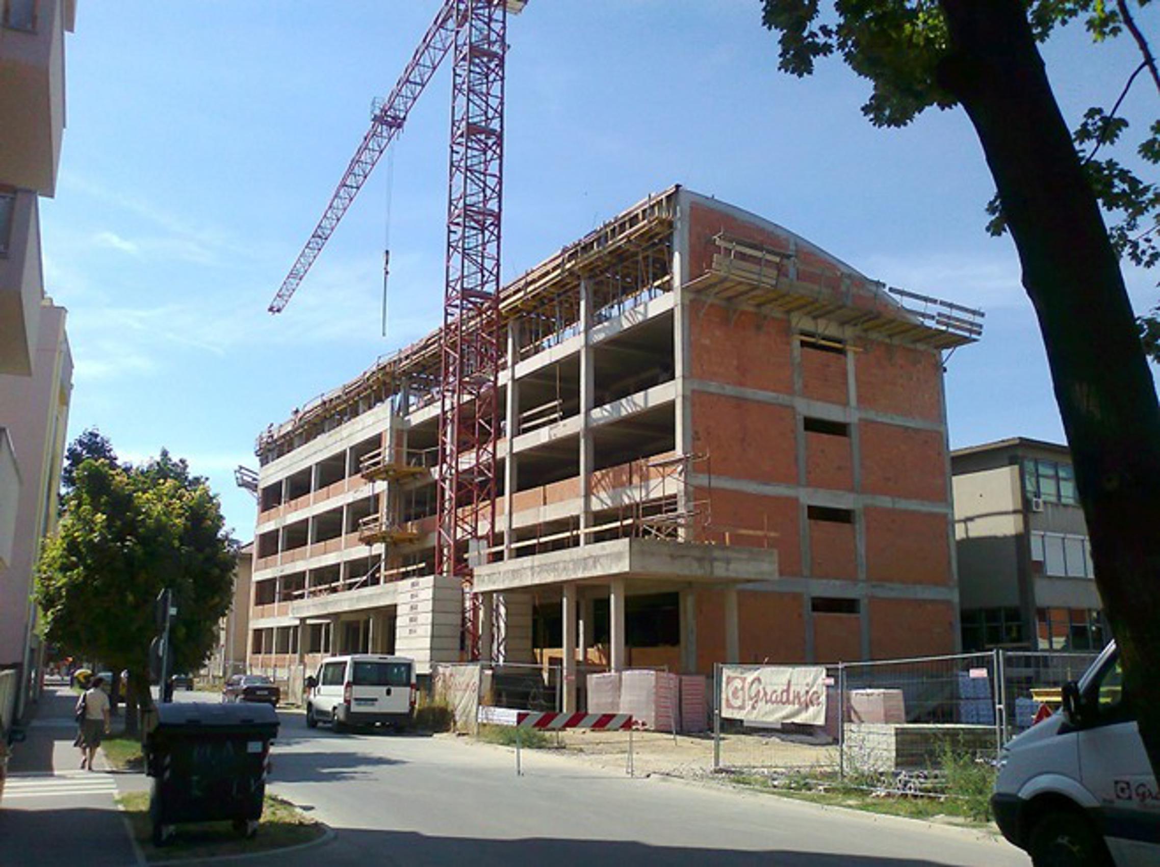 Vidljive su konačne konture poliklinike