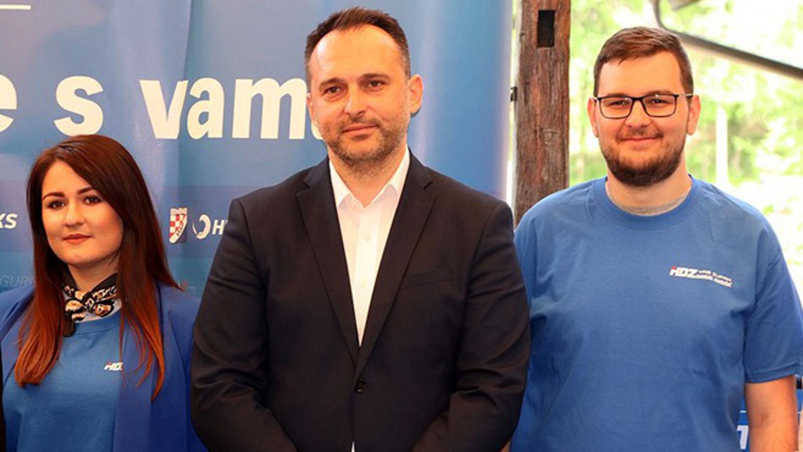 U sredini: Marko Šimić, zamjenik župana BPŽ