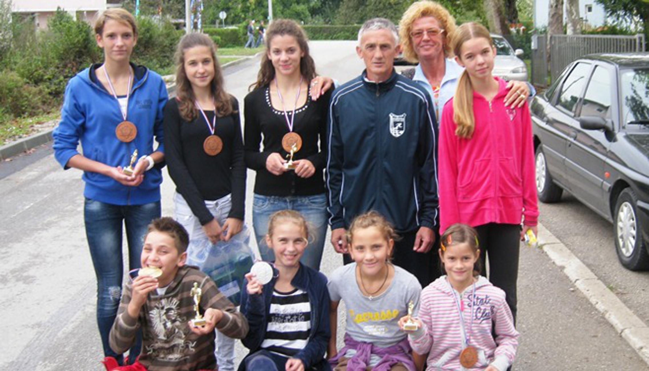 Atletičari i atletičarke Marsonije s trenerom Šeremetom
