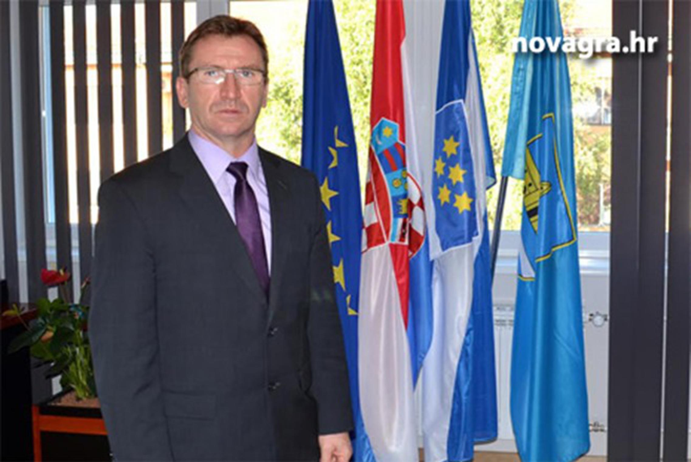 Netom smijenjeni novogradiški gradonačelnik, Željko Bigović, ing., u pozi državnika