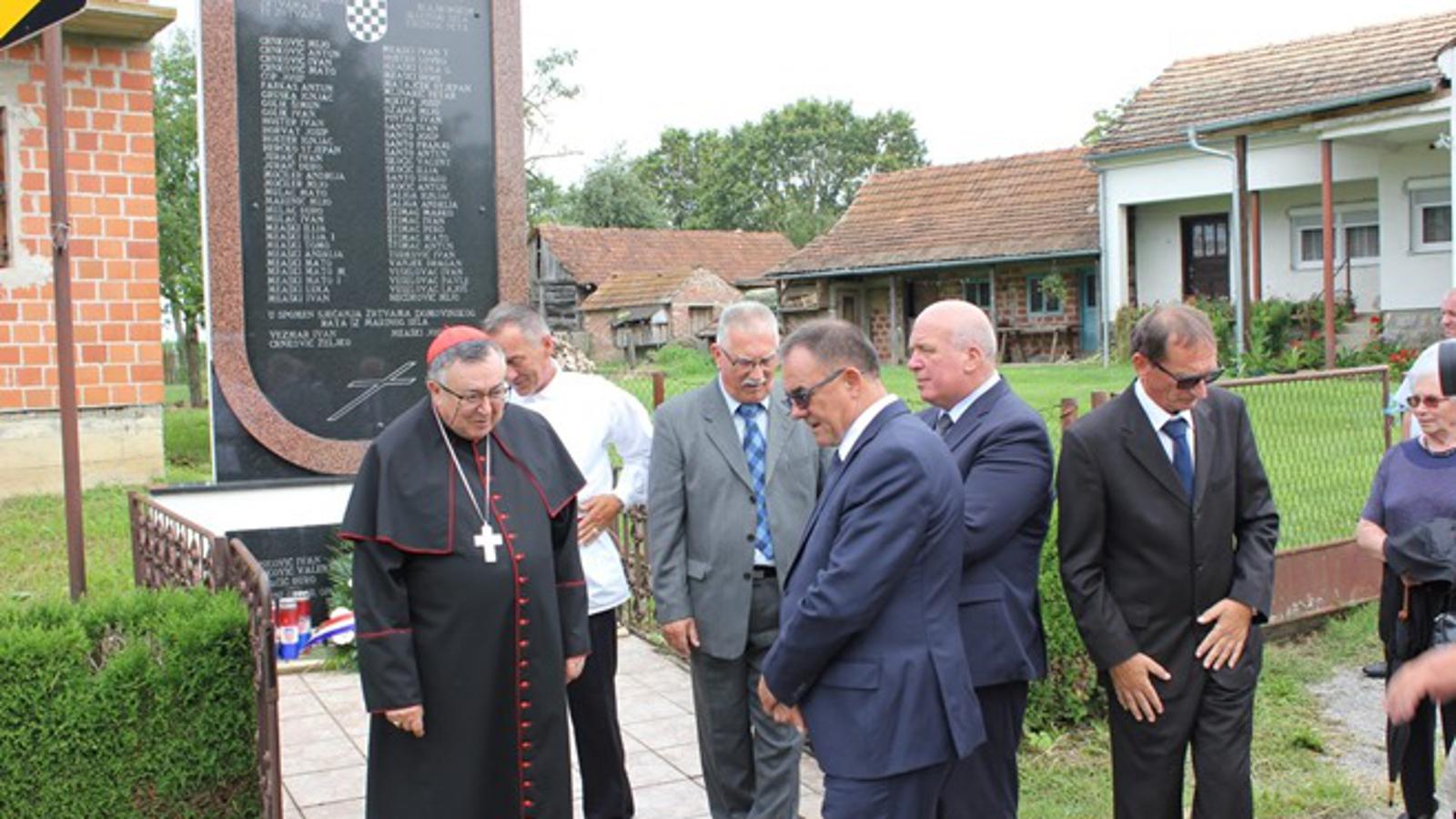 Odavanje počasti kod spomenika poginulima