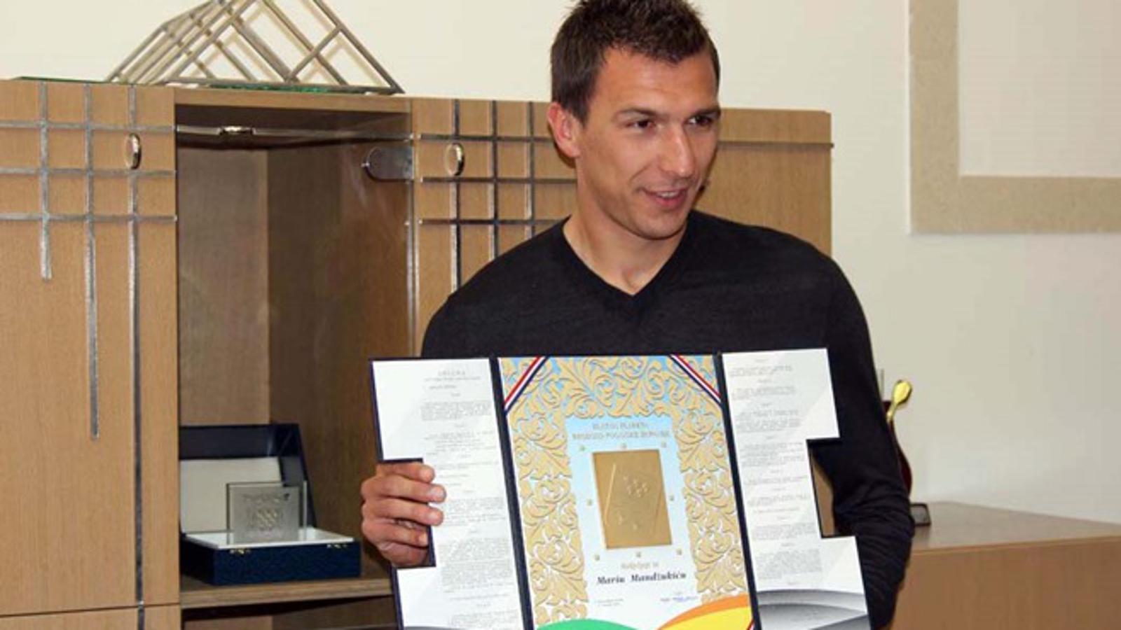 Mario Mandžukić prima priznanje Županije 2015. godine