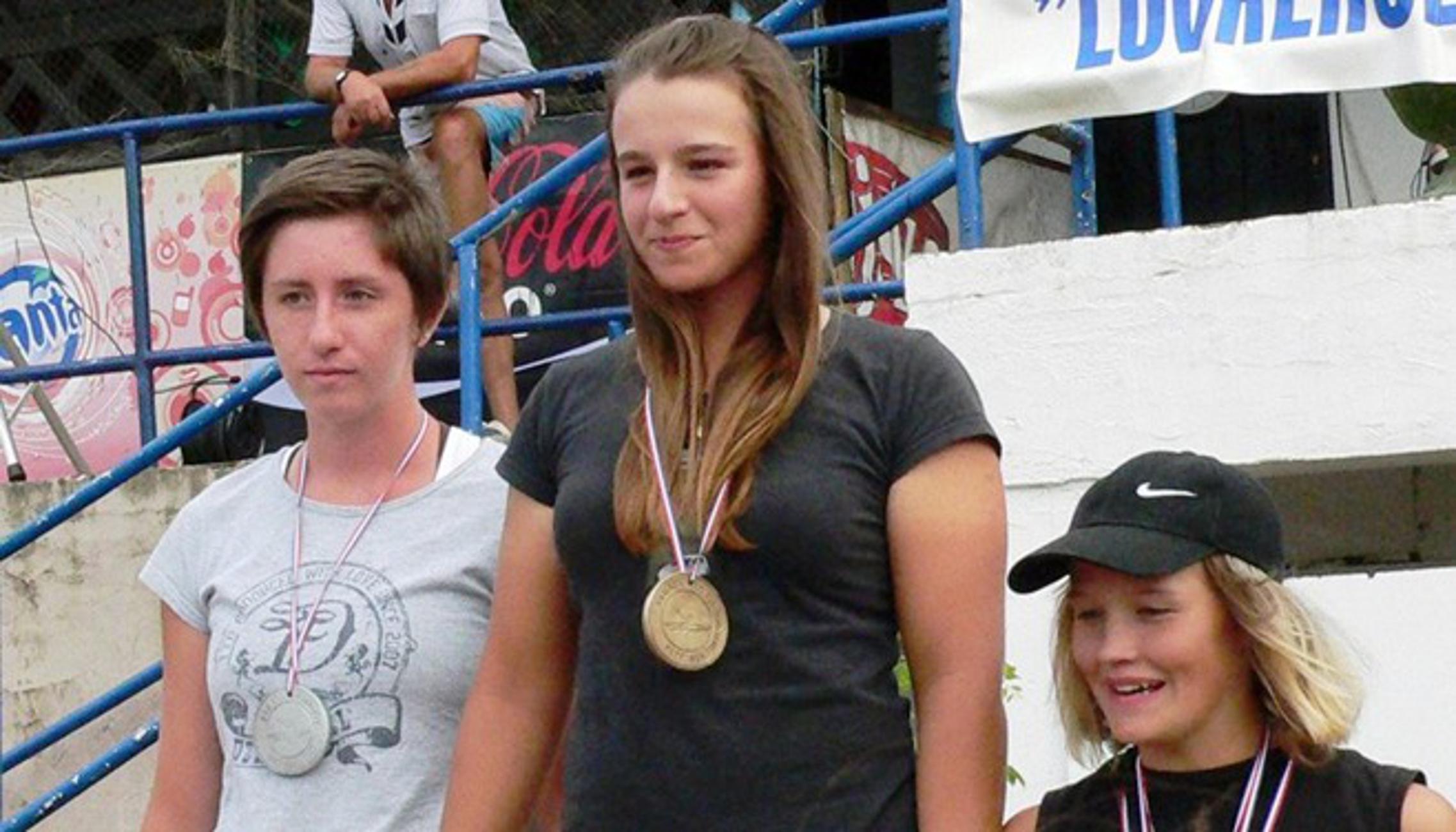 Brigita Bakić (tamna majica, u sredini)