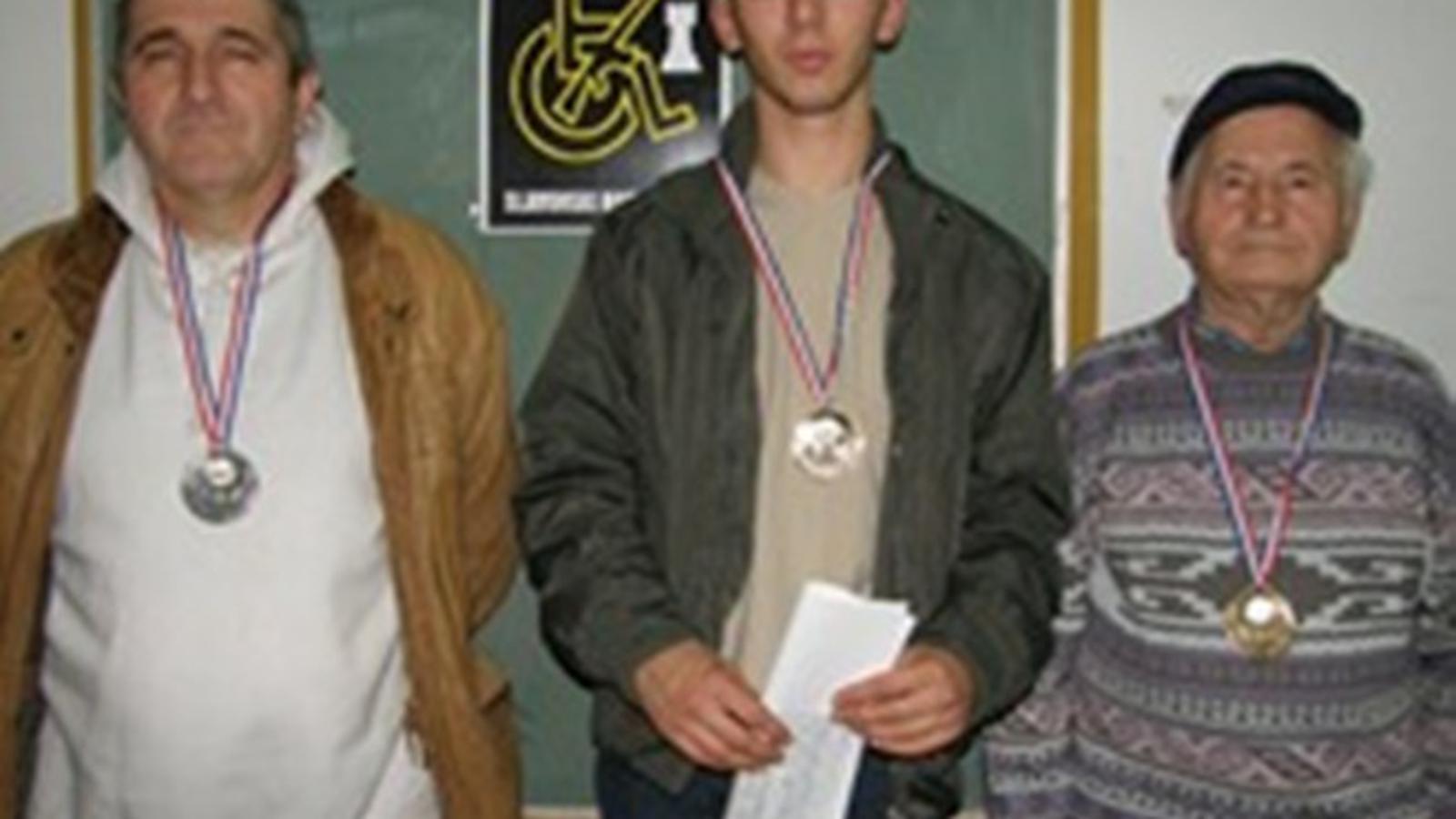 Trojica prvoplasiranih, u sredini pobjednik Nikola Lovrić