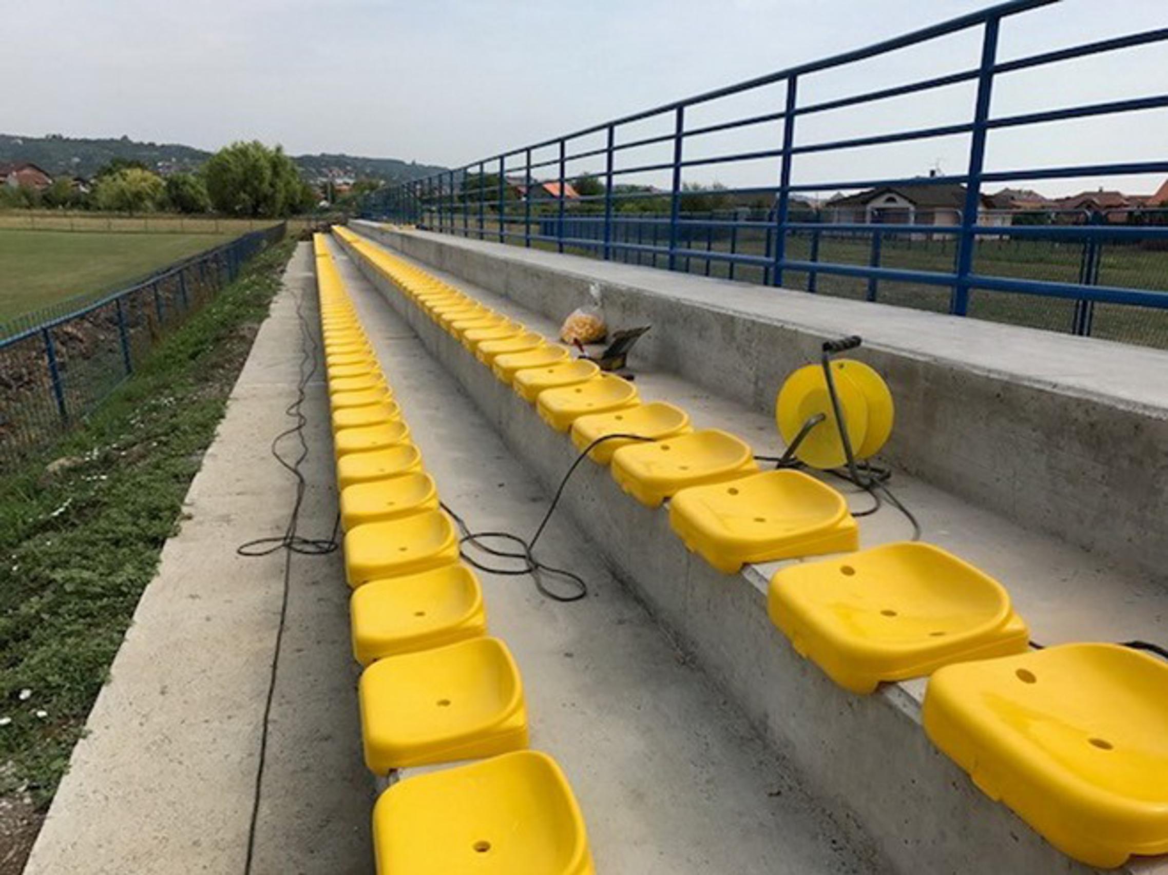 Stolice na tribini stadiona NK "Budainka-Kolonija“